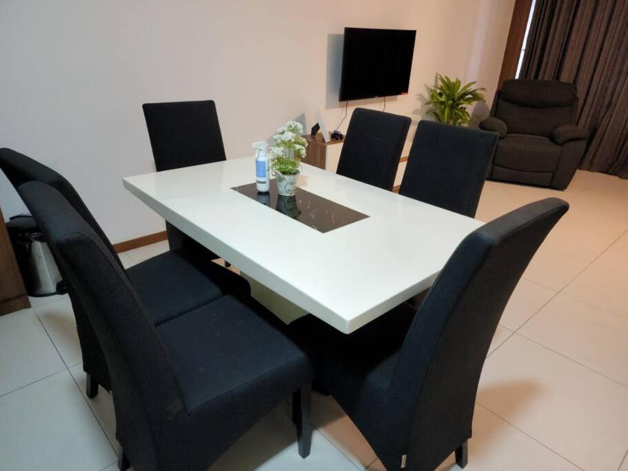 Deluxe Seaview Suite Twin Bed By The Only Bnb Tanjung Tokong Eksteriør bilde